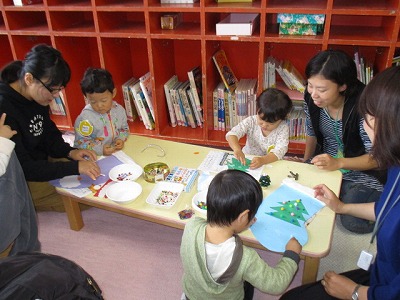 11月　9日　　（　金　）　　未就園児ひよこ組　　0～2歳児の画像3