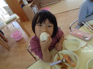 美味しいおにぎりを食べています