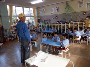 大熊さんの説明を聞きます