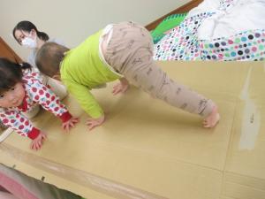 坂道を登っています