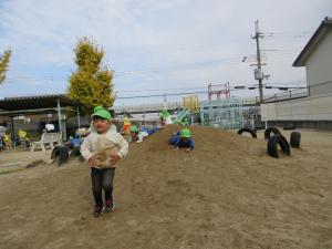 築山から滑っている