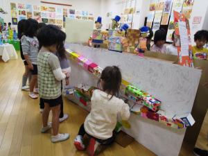 5歳児作品展見学1