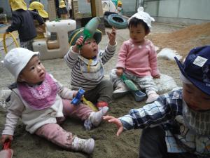 0歳児　砂場遊び