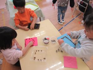 3歳児　オナモミで遊ぶ