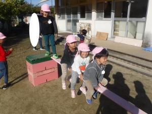 4歳児　戸外遊び橋渡り