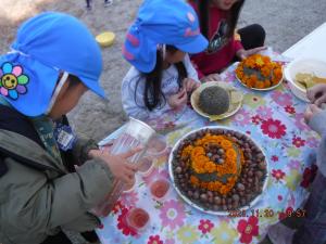 5歳児　戸外でケーキ作り