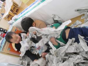 新聞紙で遊んでいます２