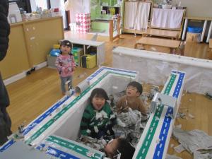新聞紙で遊んでいます３