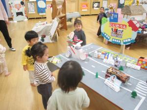 ３歳児の作品を見ています