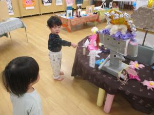 ４歳児の作品を見ています