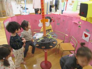 5歳児の作品を見ています
