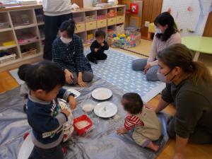 春雨で遊んでいます。