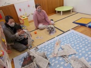 新聞紙で遊んでいます