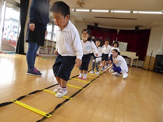 ラダーを跳んでいます