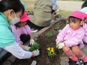 地域コーディネーターの方と花うえ