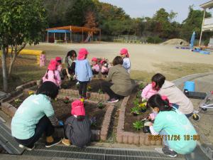 地域コーディネーターの方と花植え２