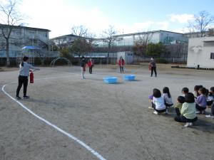 水消火器を使って訓練をしている様子