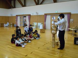 3歳児がカプラの先生のお話を聞いています