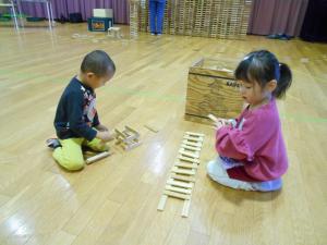 3歳児が線路をつくっています