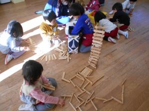 3歳児がお部屋でカプラを楽しんでいます