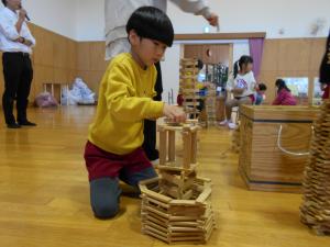 5歳児　おもしろい形に積んでいます