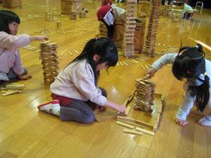 カプラでお城をつくる4歳児