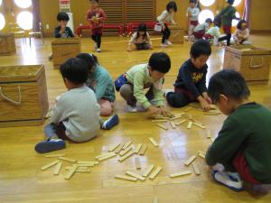 カプラを片付ける4歳児