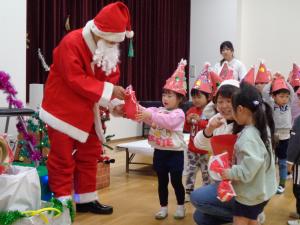 3歳児プレゼントをもらっています