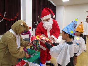 5歳児プレゼントをもらっています