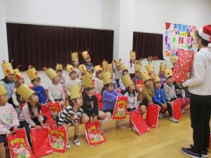 4歳児プレゼントを見ています