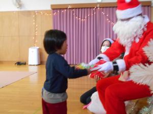 3歳児がサンタさんにプレゼントをもらいました