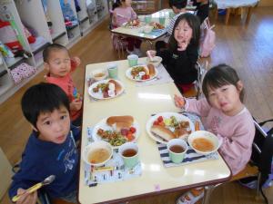 3歳児が給食を食べています