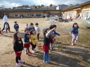 3歳児サンタさんのソリの跡の様子を見ています