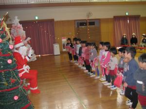 4歳児がサンタさんにありがとうと伝えています