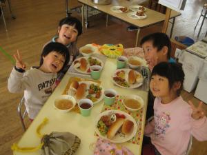 4歳児みんなで楽しく給食です