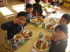 4歳児給食を食べています