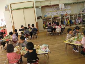 4歳児みんなで給食を食べる様子