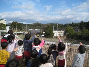 4歳児がサンタさんが飛んで行った方向を見ています