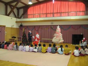 5歳児がサンタさんとお話をしています