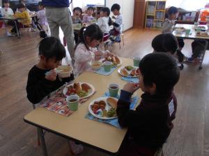 5歳児が給食を食べています