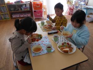 5歳児が友達と給食を食べています