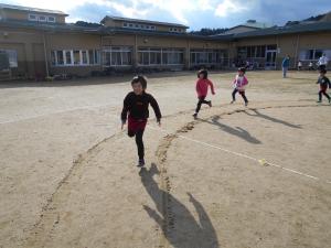 5歳児がソリの跡を走っています