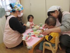 給食を食べています