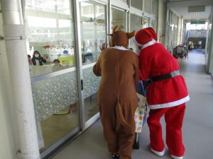 0歳サンタさんがお部屋をのぞいている