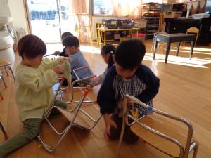 椅子を拭くところ