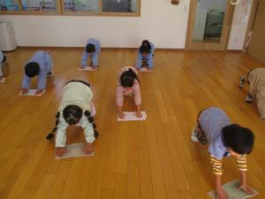 4歳児雑巾がけ