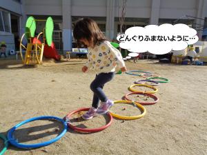 どんぐりをよけてとぶよ