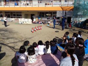 消火の訓練を見守る子ども達