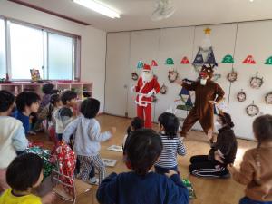 サンタさんとトナカイさんと一緒におどっています