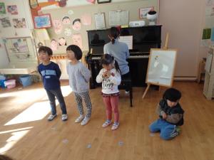 3，4歳児が歌を歌っています